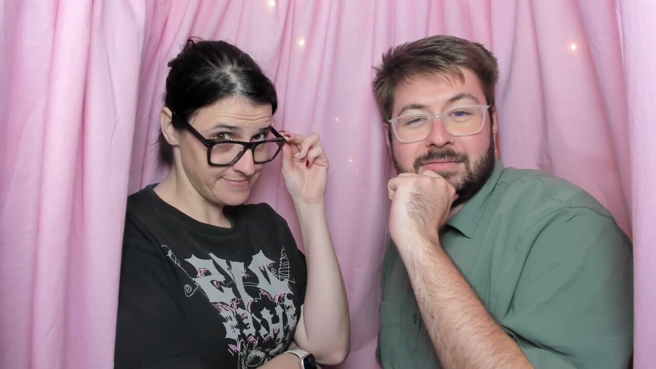 Franka i Antonio u photo boothu — glume ozbiljne ljude
