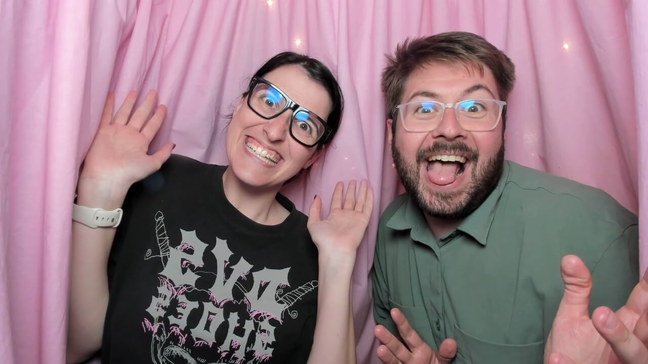 Franka i Antonio u photo boothu — ruke u zraku, spremni za feštu